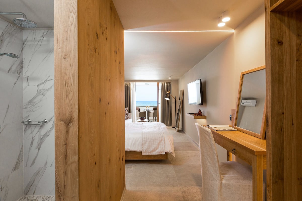 Deluxe Suite, Sea View | Egyptian cotton sheets, premium bedding, in-room safe, soundproofing