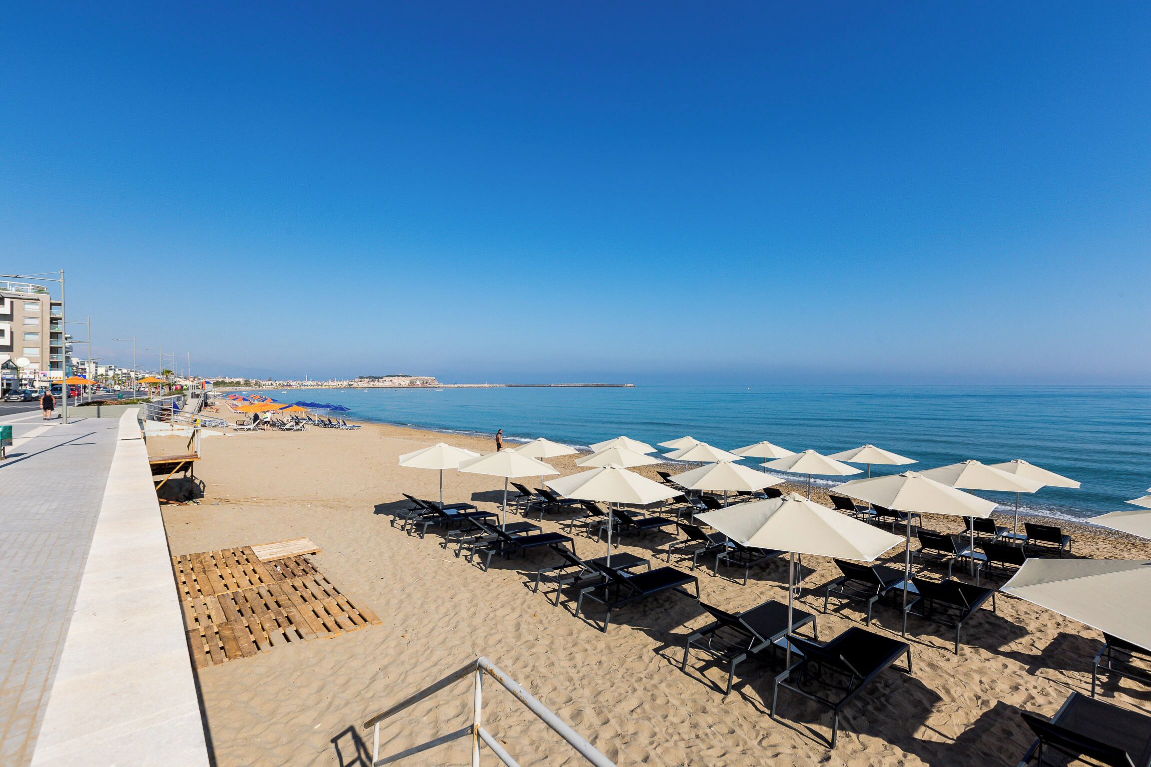 En la playa, camastros, sombrillas y toallas de playa 