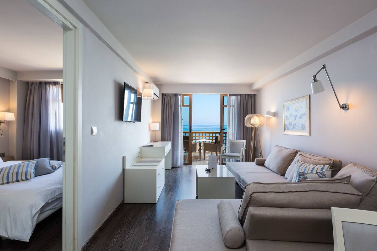 Deluxe Suite, 1 Bedroom, Sea View | Egyptian cotton sheets, premium bedding, in-room safe, soundproofing