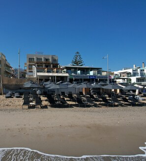 Am Strand, Liegestühle, Sonnenschirme, Strandtücher