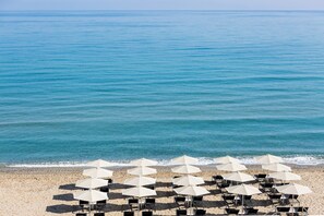 On the beach, sun loungers, beach umbrellas, beach towels - Ammos Suites (Rethymno)