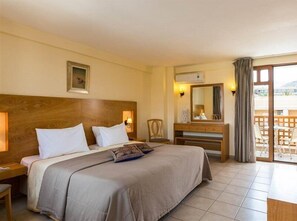 Egyptian cotton sheets, premium bedding, in-room safe, soundproofing - Ammos Suites (Rethymno)