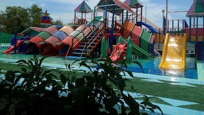 Un parque acuático con múltiples toboganes y estructuras de juego.