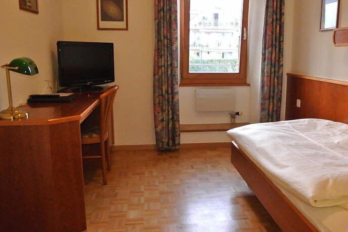 Minibar, desk, rollaway beds (surcharge), WiFi (free)