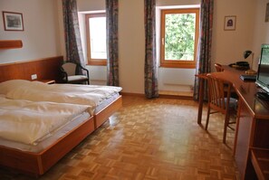 Minibar, desk, rollaway beds, free WiFi - Auberge de la Réunion (Coinsins)