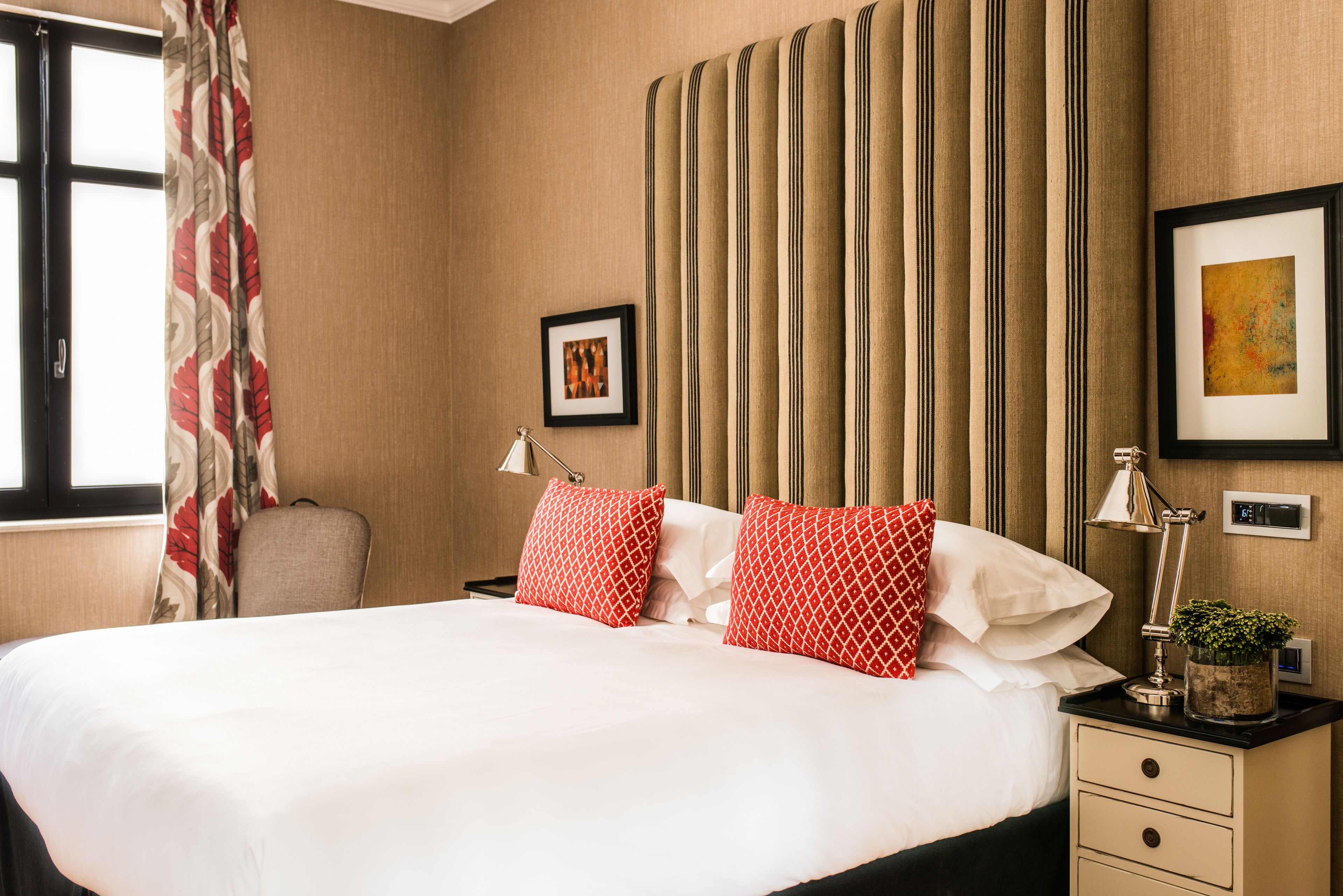 جناح جونيور | أغطية فراش متميزة وميني بار وخزنة داخل الغرفة ومكتب