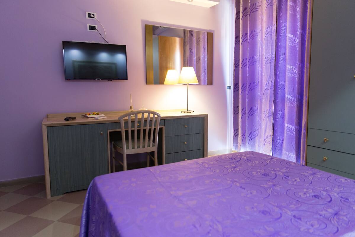 Single Room | In-room safe, desk, blackout curtains, free WiFi