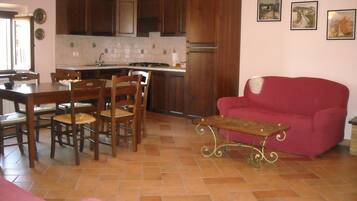 ์คํ ๋ค๋ ํ์ฐ์ค, ์นจ์ค 2๊ฐ, ์ฃผ๋ฐฉ | ๊ฑฐ์ค ๊ณต๊ฐ | ํ๋ฉด TV