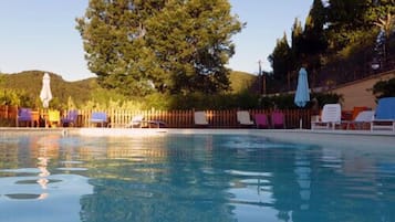 Kolam renang terbuka, kolam air terjun