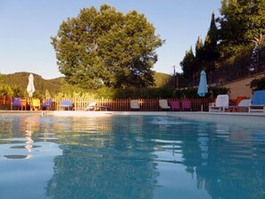 Piscine extérieure, piscine avec cascade