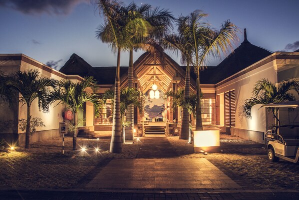 Fassade der Unterkunft – Abend/Nacht