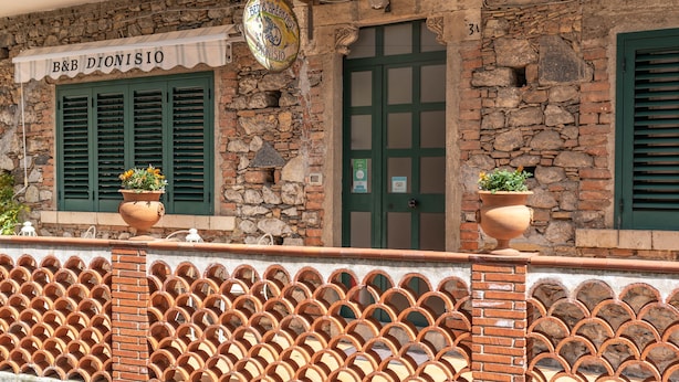 A stone building with a sign reading "B&B DIONISIO". - Bed and Breakfast Dionisio (Taormina)