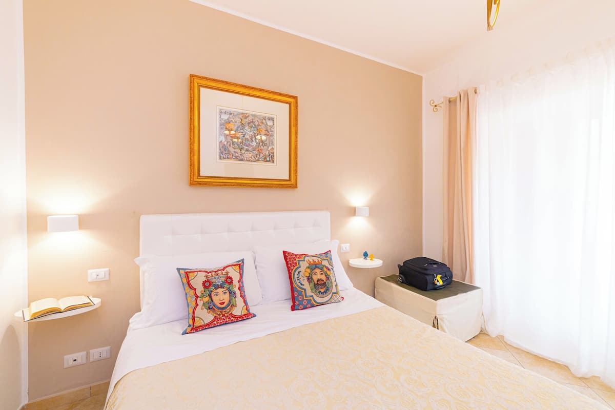 1 bedroom, premium bedding, desk, laptop workspace