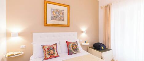 Seprai premium, meja kerja, ruang kerja ramah laptop, dan kedap suara