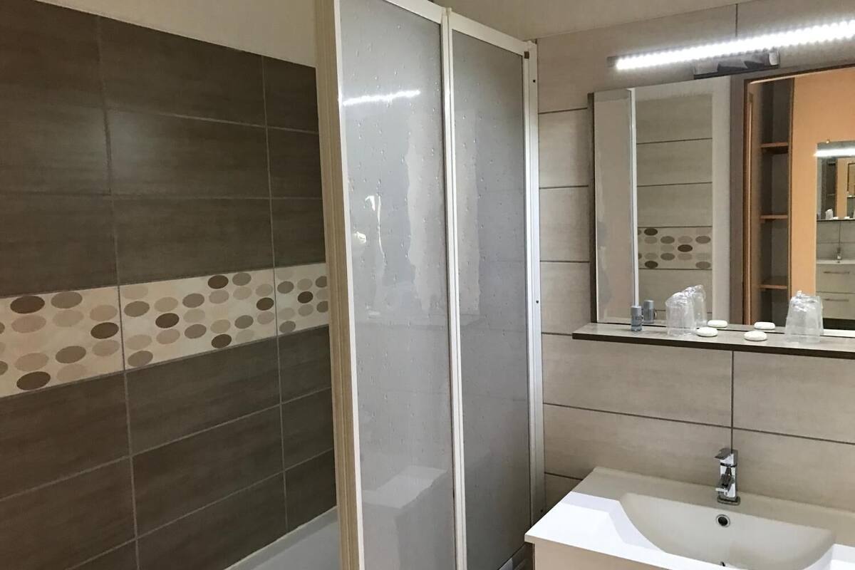 twin room | bathroom | free toiletries, hair dryer, towels