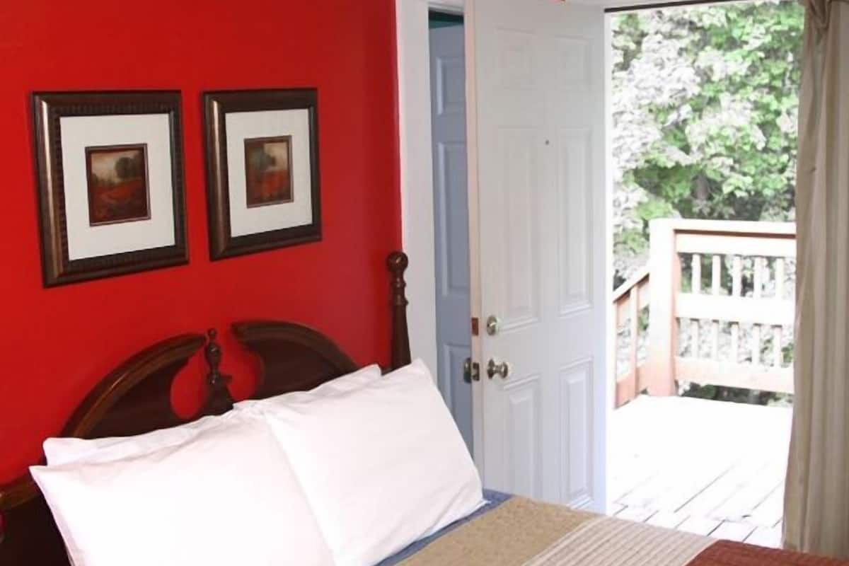 Room, 1 Queen Bed, Balcony | Individually decorated, individually furnished, free WiFi