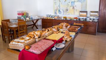 Esmorzar diari d'estil bufet gratuït