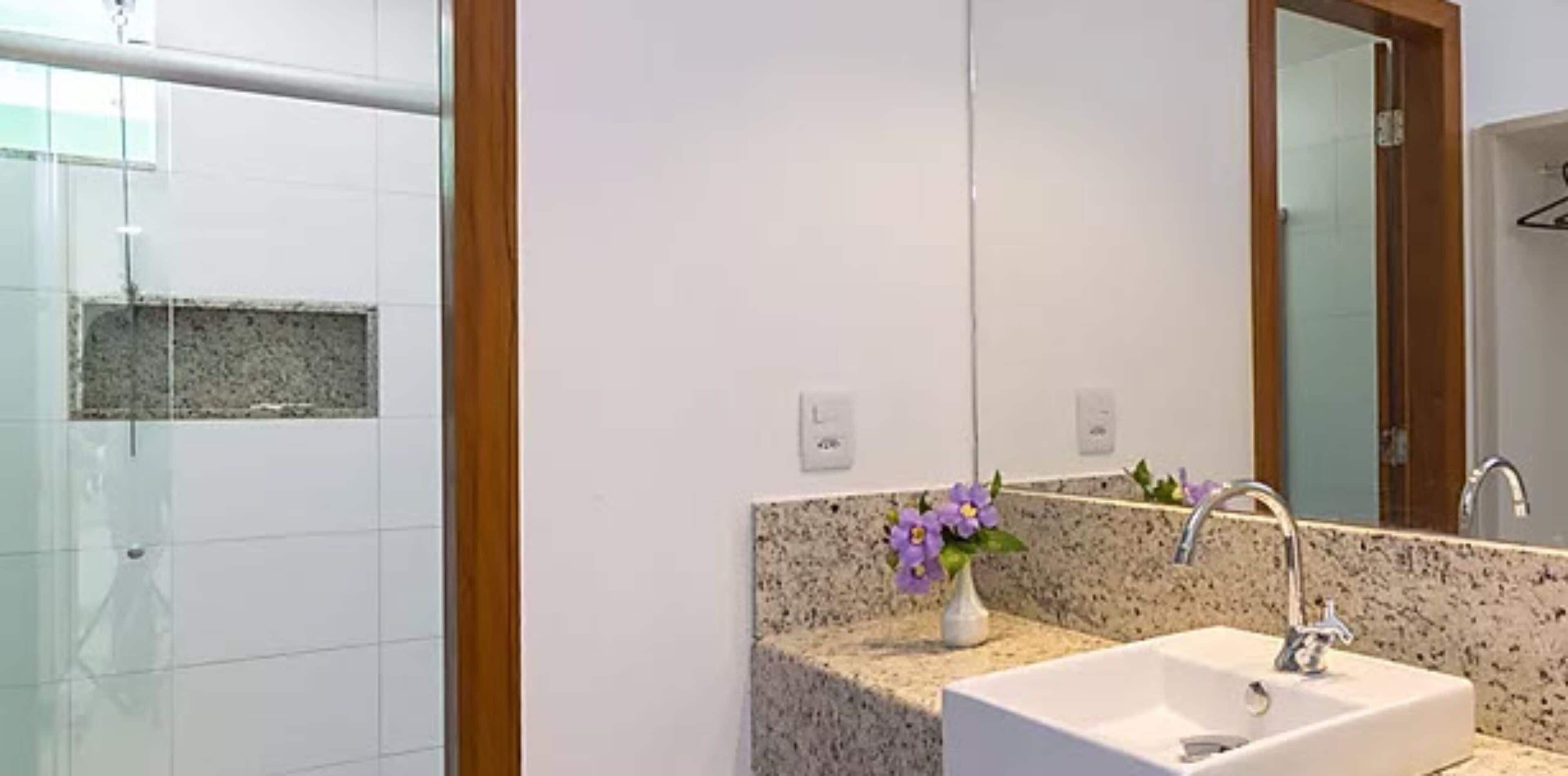 deluxe room | bathroom | shower, towels