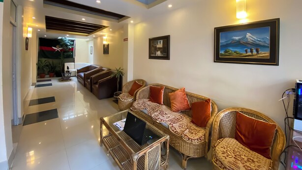 A modern lobby with a seating area, a glass coffee table, and a painting on the wall. - Lemon Tree Hotel (Kathmandu)