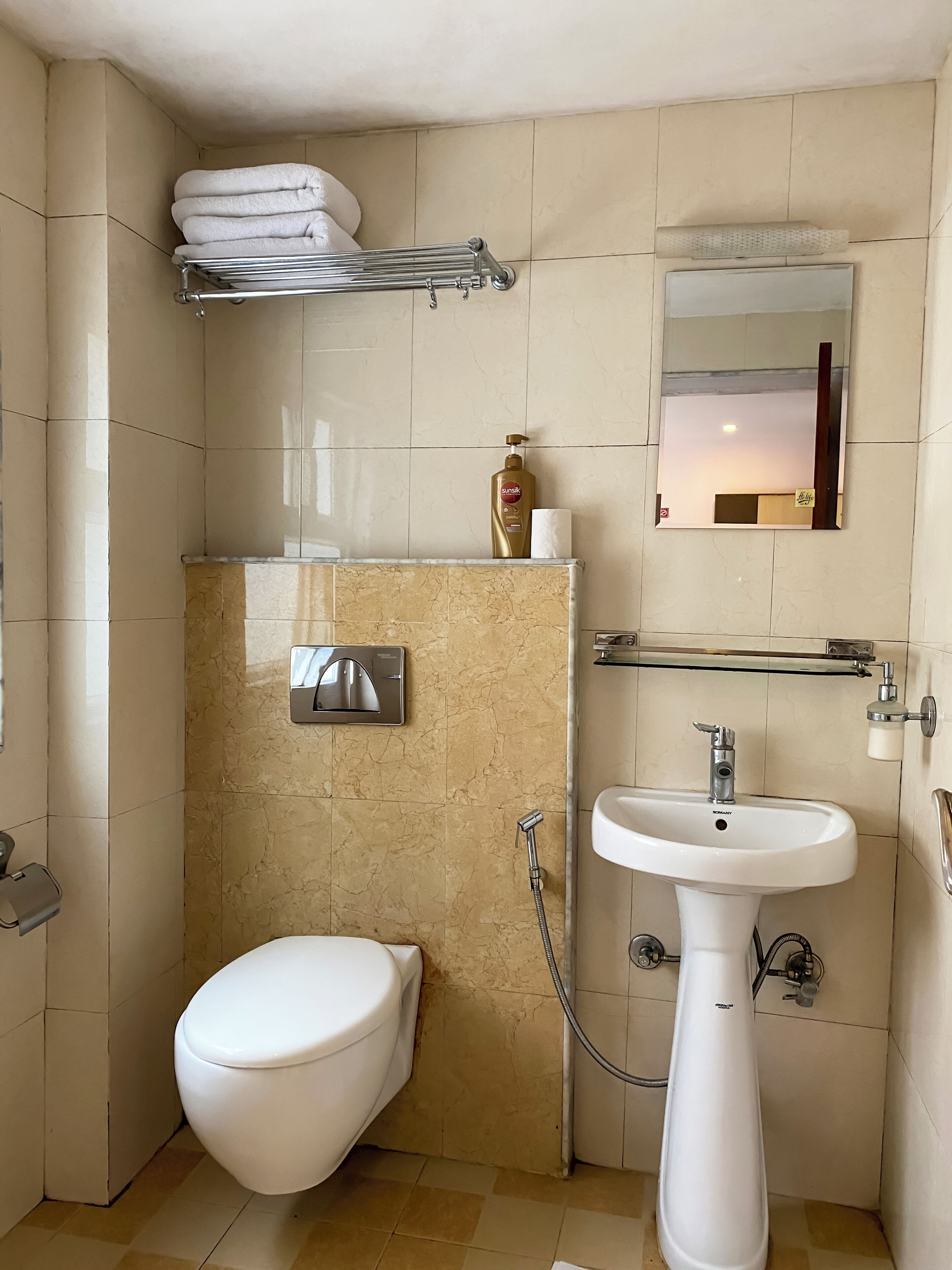 deluxe twin room, 2 single beds | bathroom | shower, free toiletries, slippers, towels