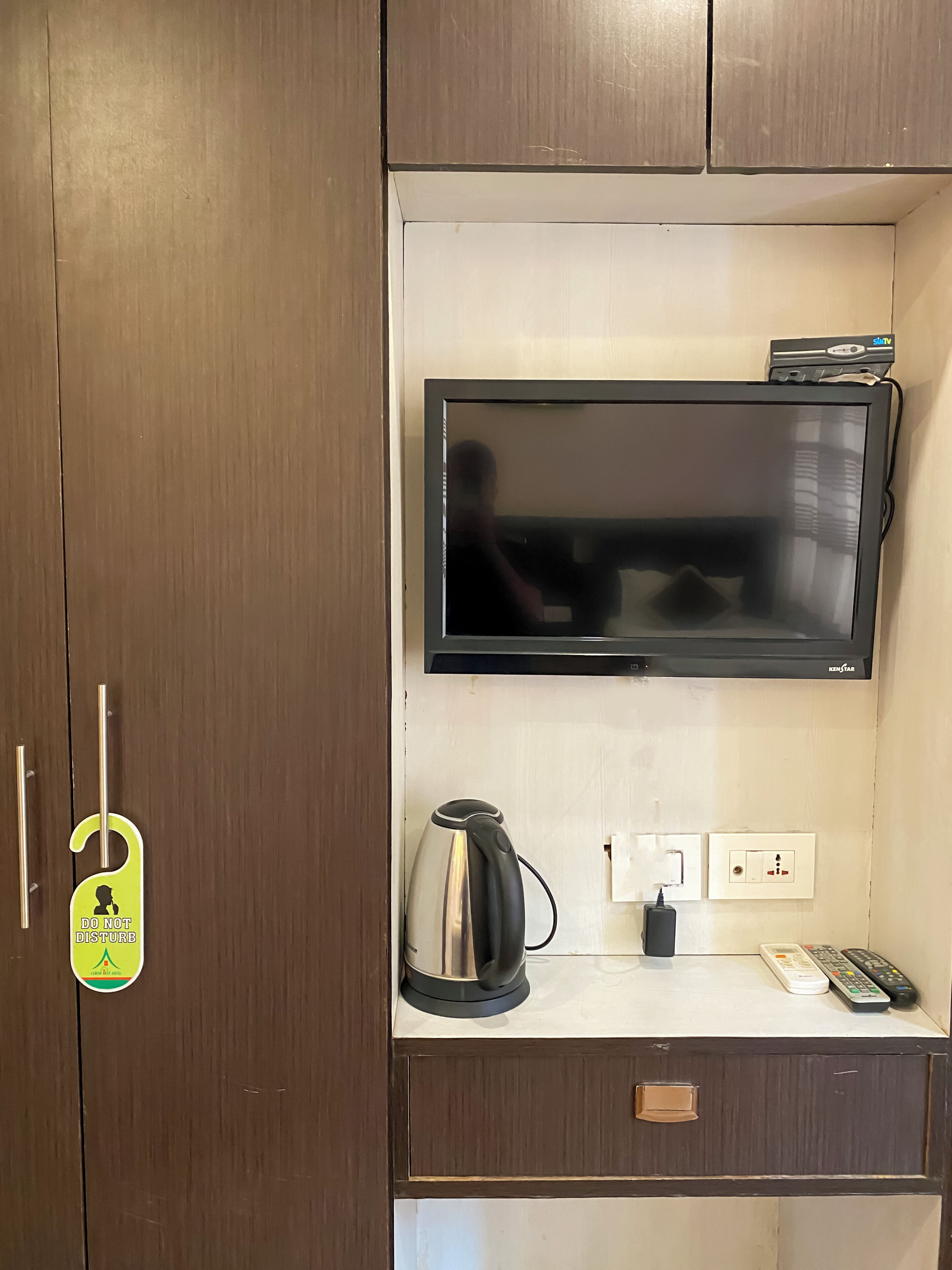 deluxe twin room, 2 single beds | television