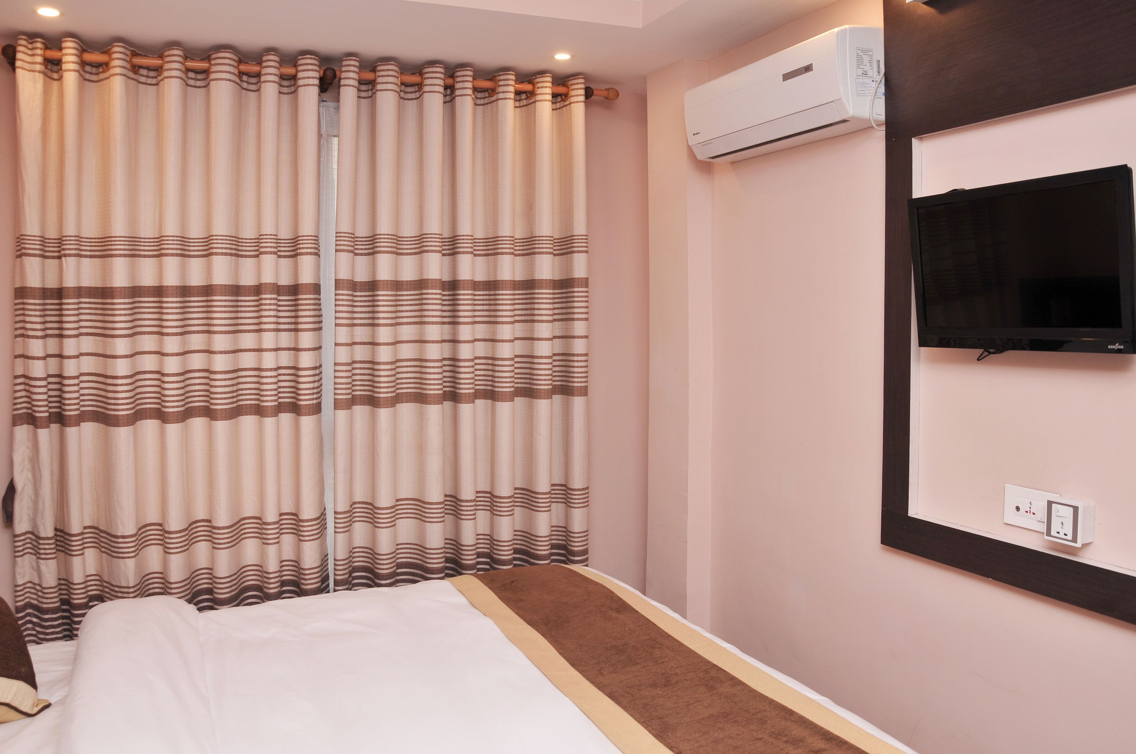 deluxe single room, 1 single bed | in-room safe, desk, laptop workspace, free wifi