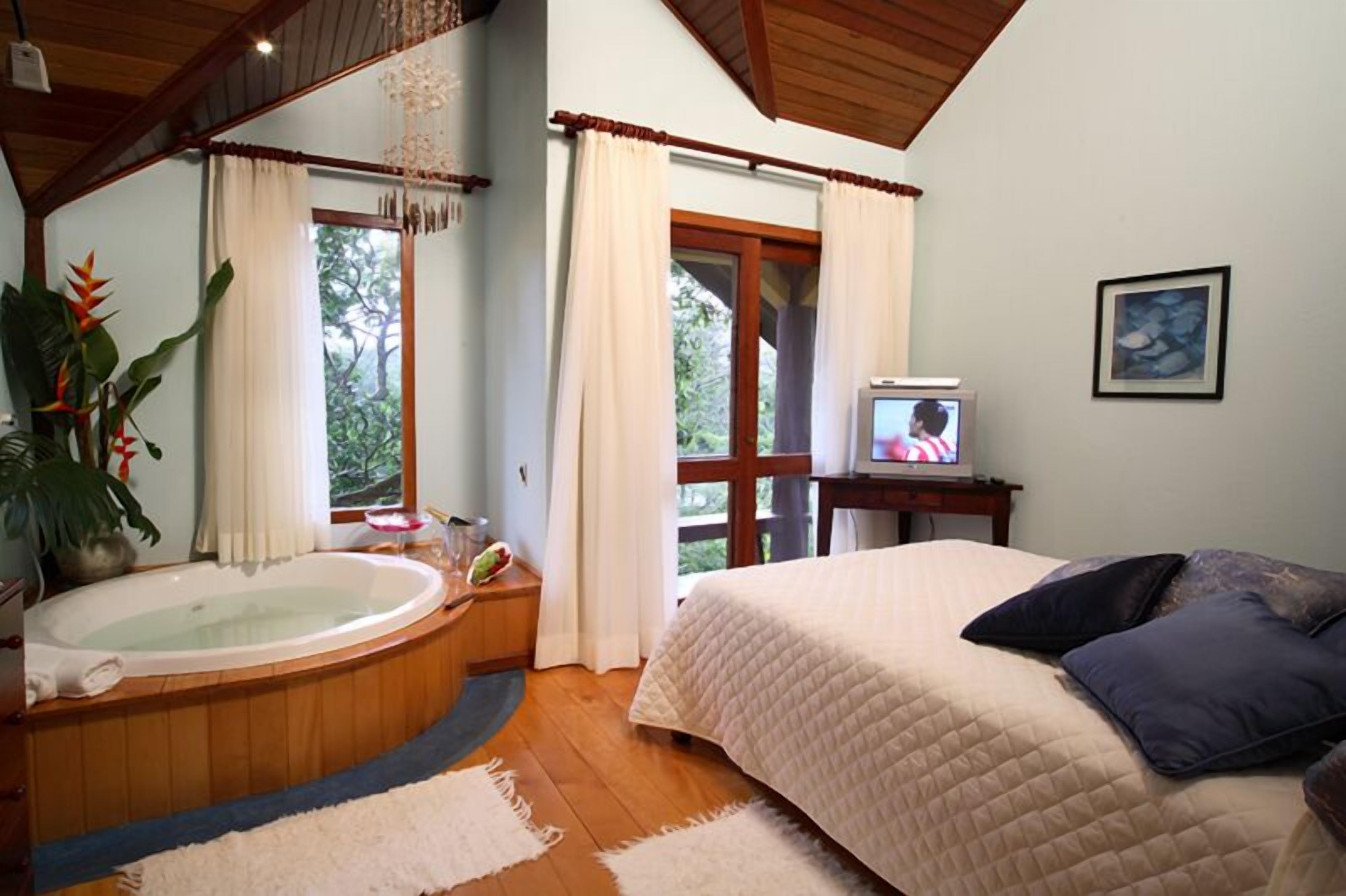 Bungalow, bồn tắm nước nóng | Minibar, két bảo mật tại phòng, trang trí khác biệt 