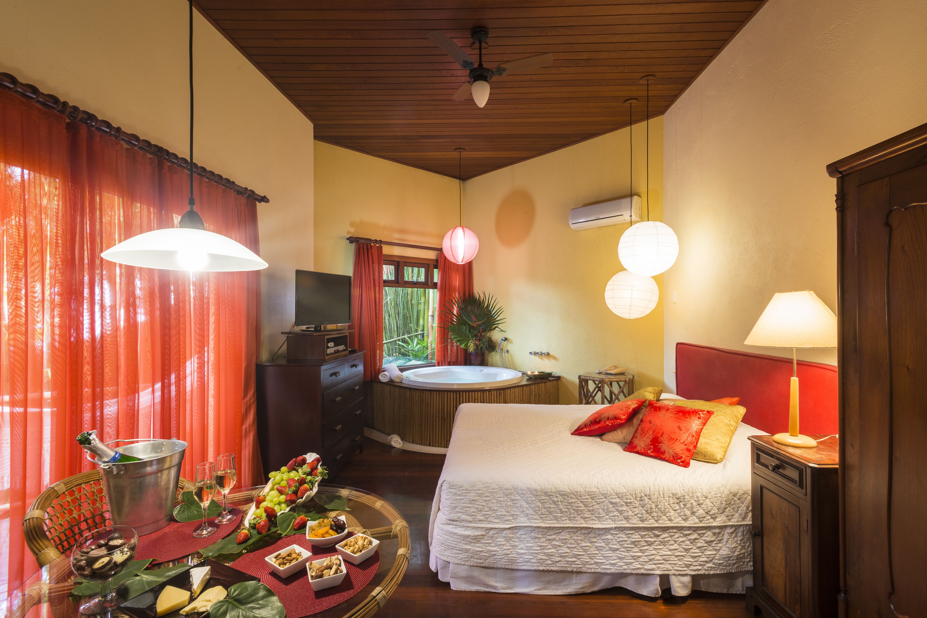 Phòng Suite phong cách lãng mạn, bồn tắm nước nóng, quang cảnh hồ | Minibar, két bảo mật tại phòng, trang trí khác biệt 