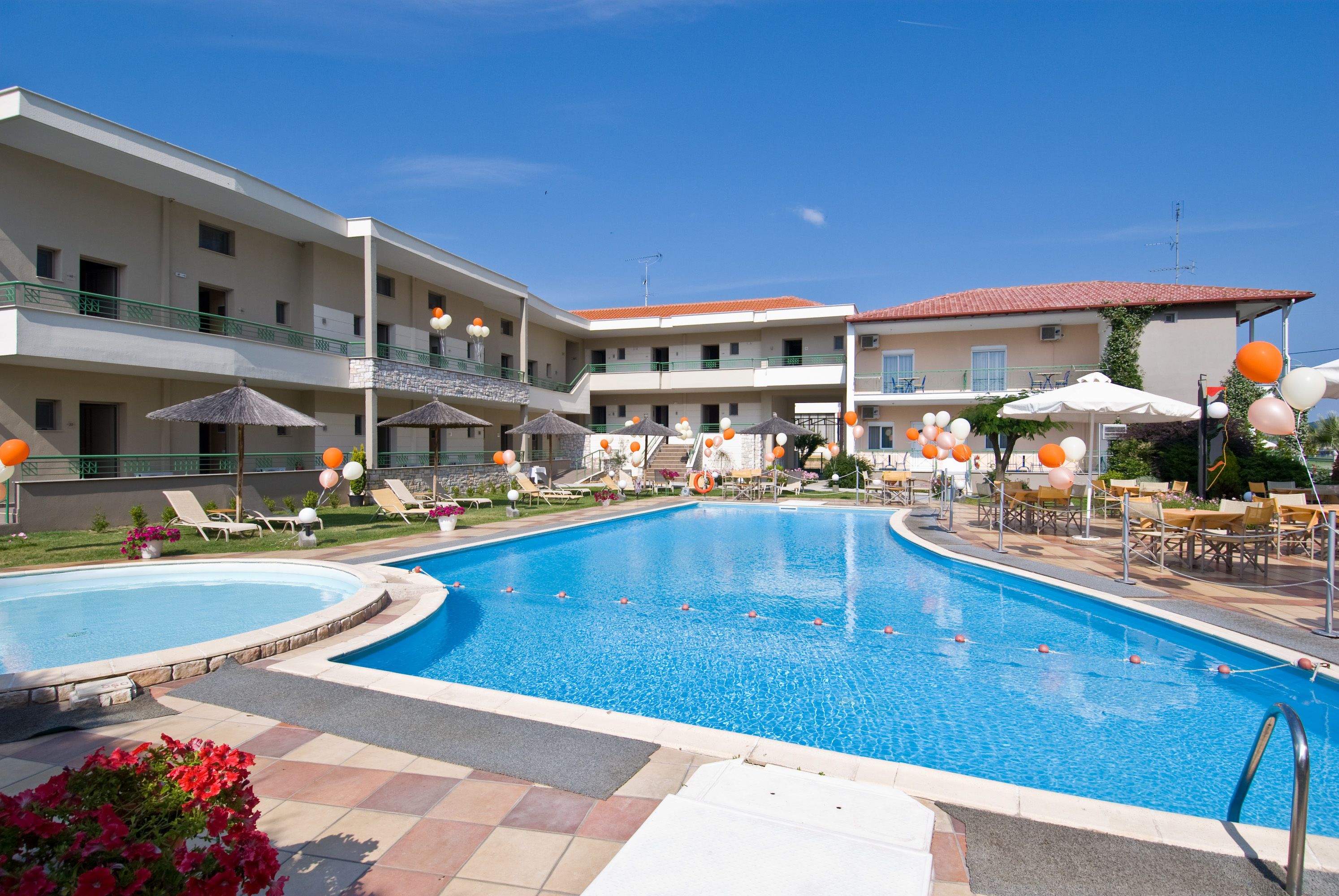 室外游泳池，提供泳池遮陽傘和日光浴躺椅