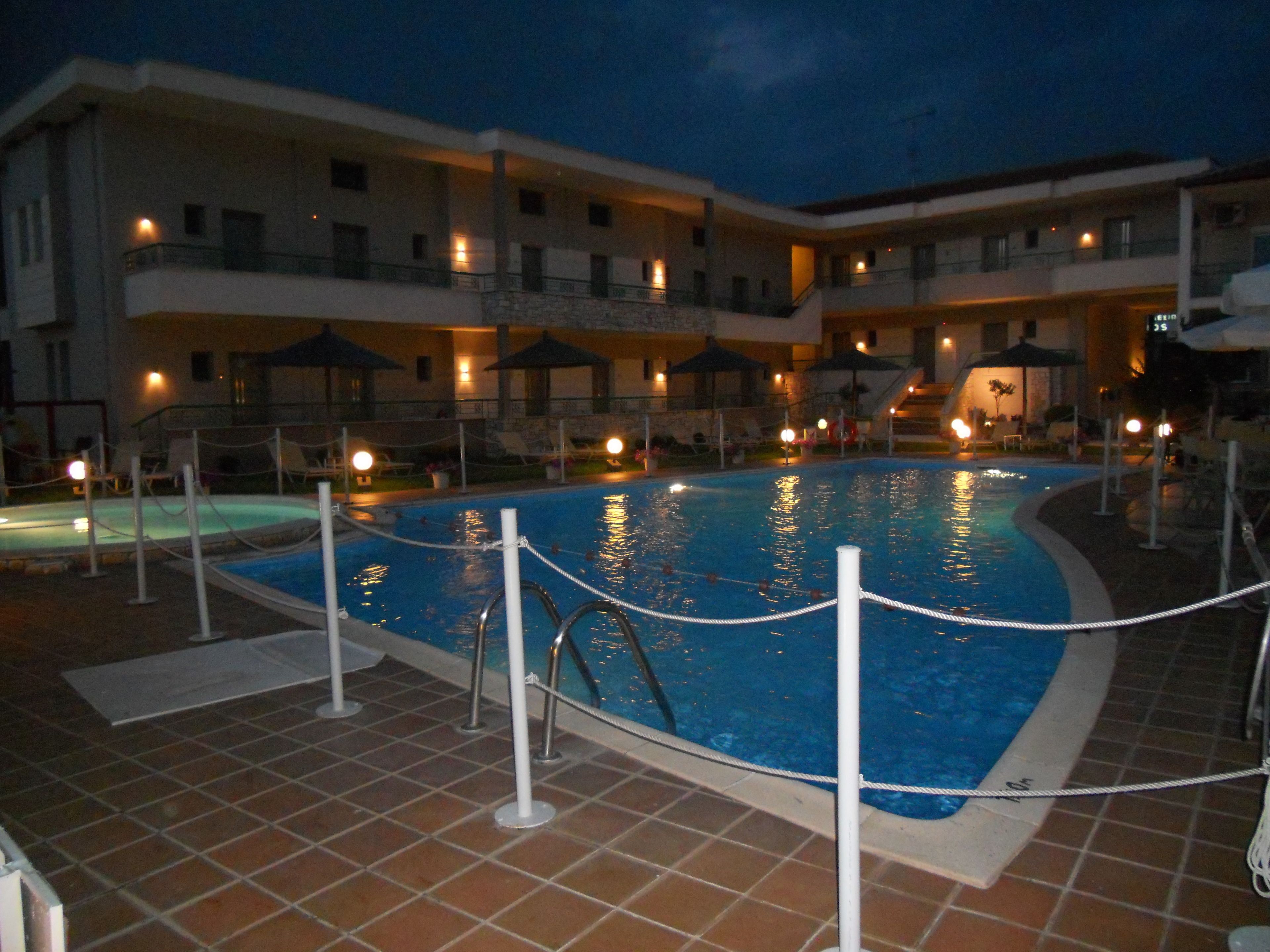 室外游泳池，池畔遮阳伞，日光浴躺椅