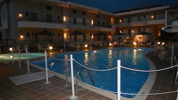 Kolam renang outdoor, dengan payung kolam renang dan kursi berjemur