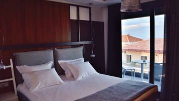 Premium Double Room, 1 King Bed | Desk, soundproofing, iron/ironing board, free WiFi