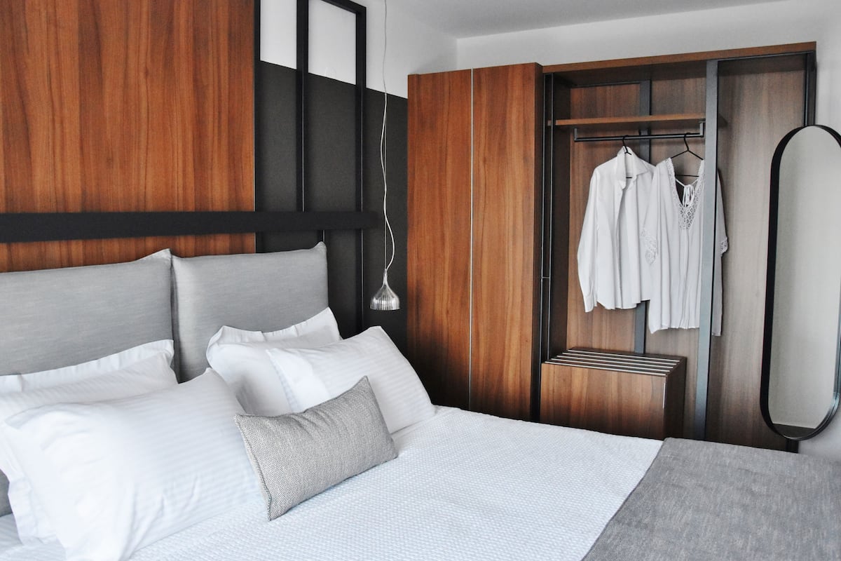 Habitación Premium doble, 1 cama de matrimonio grande | Escritorio, sistema de insonorización, tabla de planchar con plancha