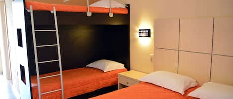 Standaard vierpersoonskamer | Een bureau, geluiddichte muren, een strijkplank/strijkijzer, gratis wifi