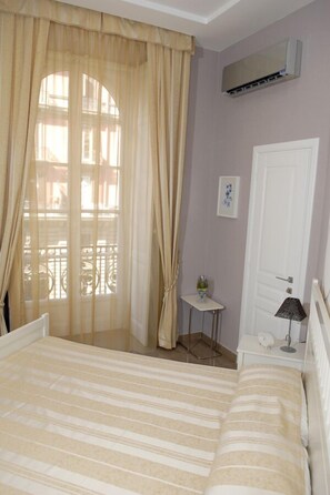 Tallelokero huoneessa, työpöytä, vauvansängyt, lisävuoteet