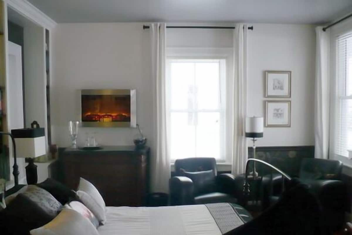Quarto, 1 cama Queen, no piso térreo (Villeneuve Room) | Roupas de cama premium, edredons de pluma
