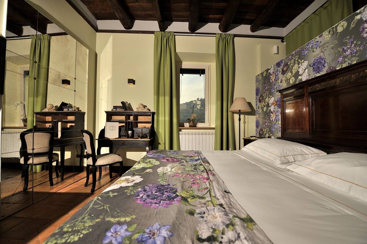 Superior Suite, Mountain View (relax spa) | Peralatan tempat tidur premium, bar mini, peti besi dalam bilik, meja