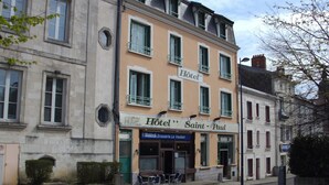 Un hotel con un letrero que dice 'Hotel Saint-Paul' y una entrada visible.