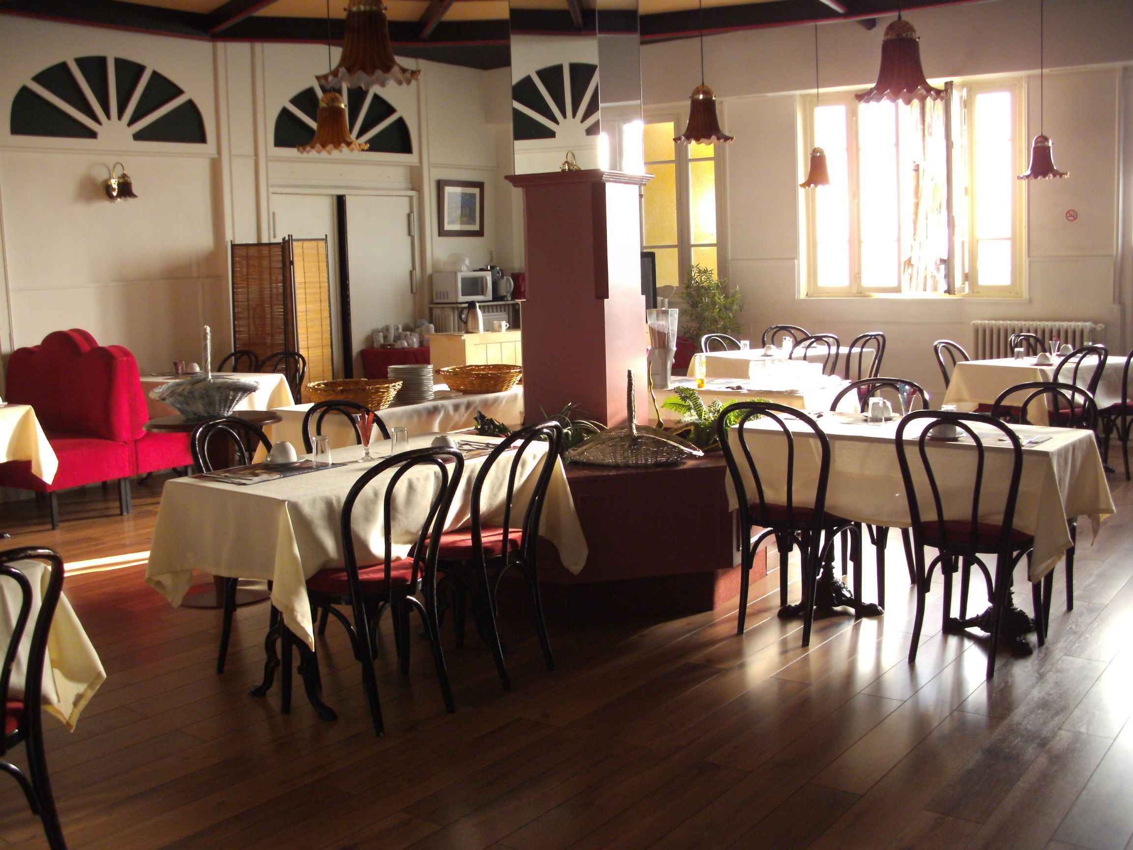 Desayuno continental diario (EUR 7 por persona)