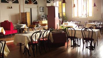 Daily continental breakfast (EUR 7 per person)