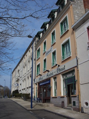 A hotel with a sign reading "Hotel Saint-Paul" and a storefront below.
