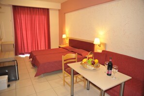 In-room safe, blackout curtains, free cots/infant beds, bed sheets - Anseli Hotel (Rhodes)