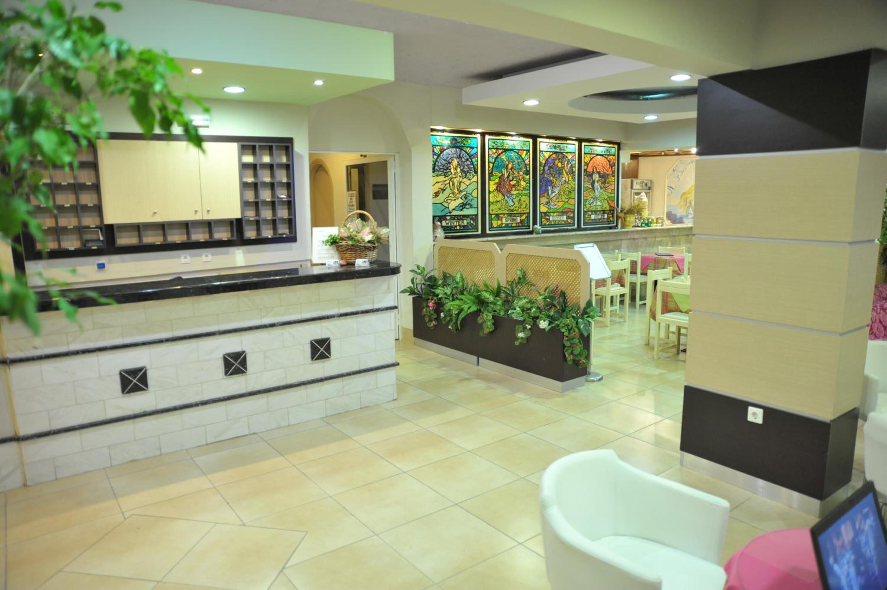Un'area reception con un banco, posti a sedere e elementi decorativi.