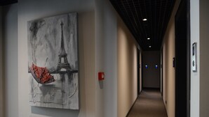 A hallway with a large abstract painting of the Eiffel Tower on the wall. - Cityloft 24 (Istanbul)