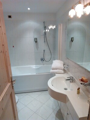 Habitación estándar doble | Baño | Artículos de higiene personal gratuitos, secador de pelo y albornoces