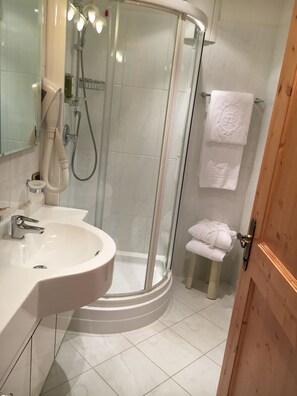 Standard-Doppelzimmer | Badezimmer | Kostenlose Toilettenartikel, Haartrockner, Bademäntel, Hausschuhe