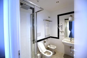 Douche, articles de toilette gratuits, bidet, serviettes fournies