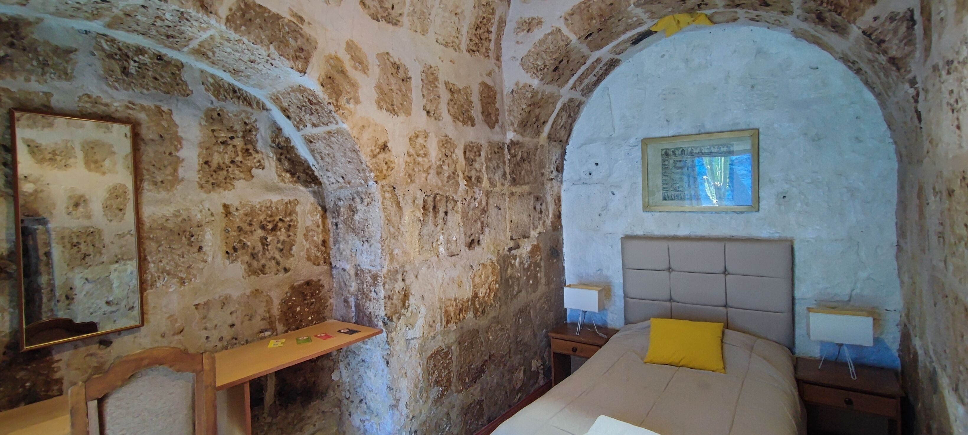 Yhden hengen perushuone, 1 suuri yhden hengen sänky | Ilmainen Wi-Fi, vuodevaatteet