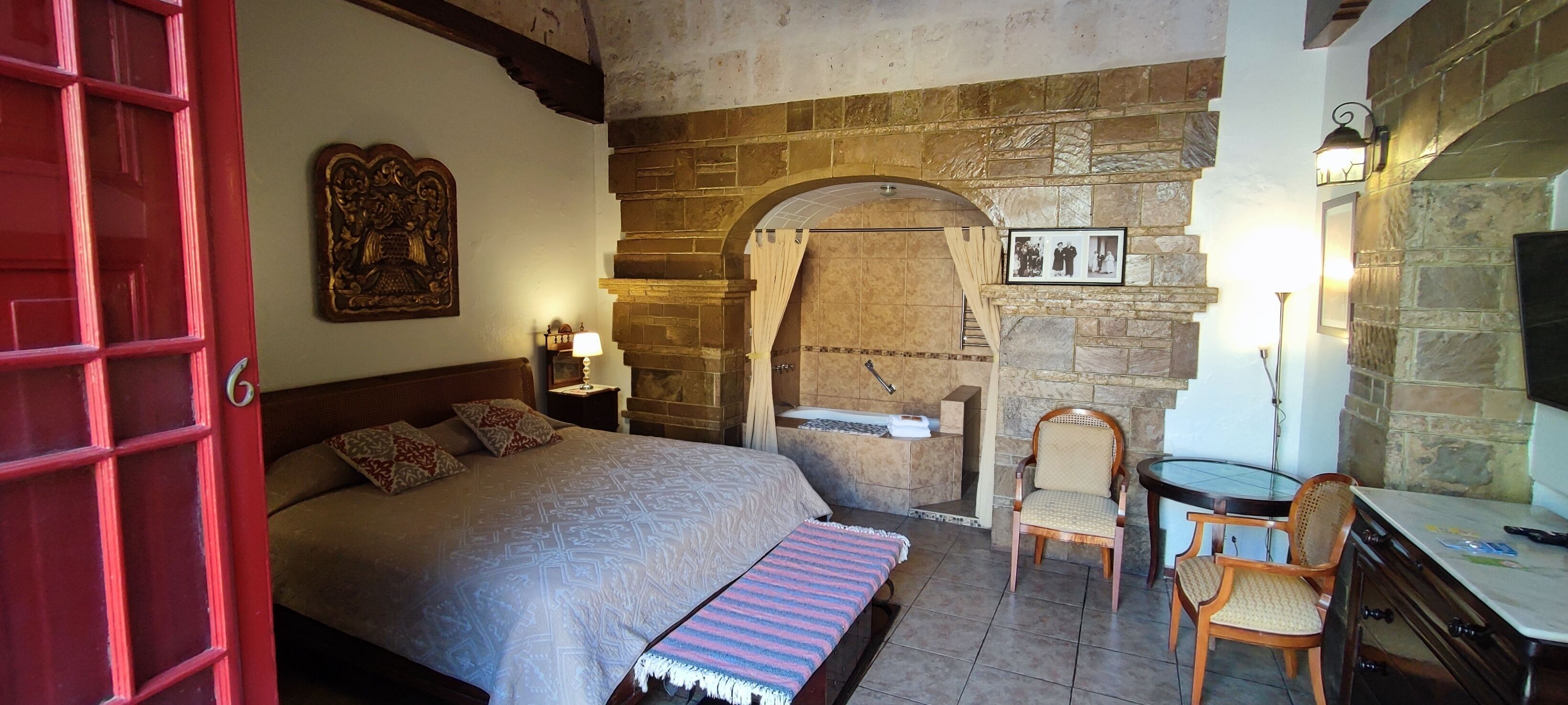 Kahden hengen premium-huone, 1 suuri parisänky, esteetön liikuntarajoitteisille, oma kylpyhuone | Ilmainen Wi-Fi, vuodevaatteet