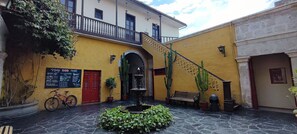 Courtyard - Flying Dog Hostels Arequipa (Arequipa)